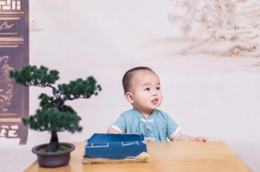 广州借卵试管代怀包男孩宝宝揉眼睛揉鼻子